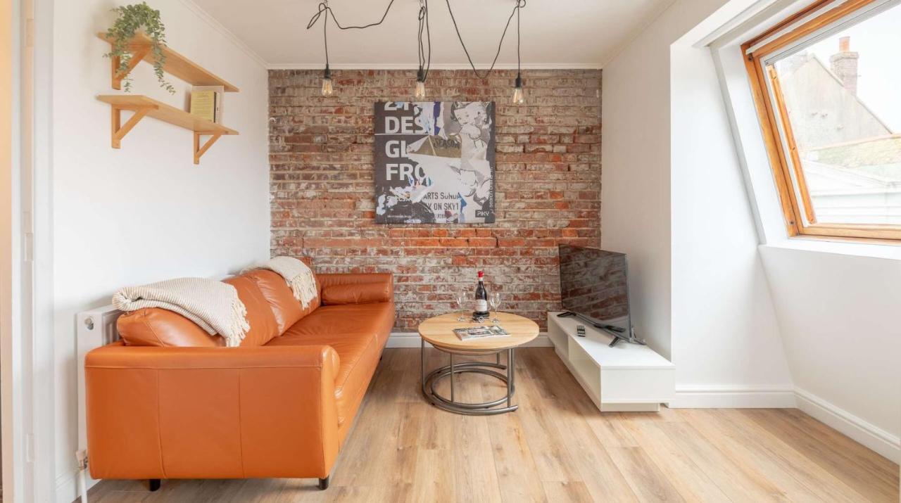 One Bed Top Floor, Brand New, Central Old Town 哈斯丁 外观 照片